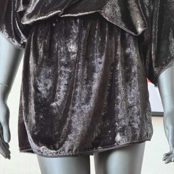 🇧🇷 Elegant Black Velvet Mini Dress – Open Back – Made in Brazil - Picture 5 of 9